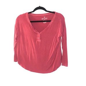 Super cute red orchard tee 🌼